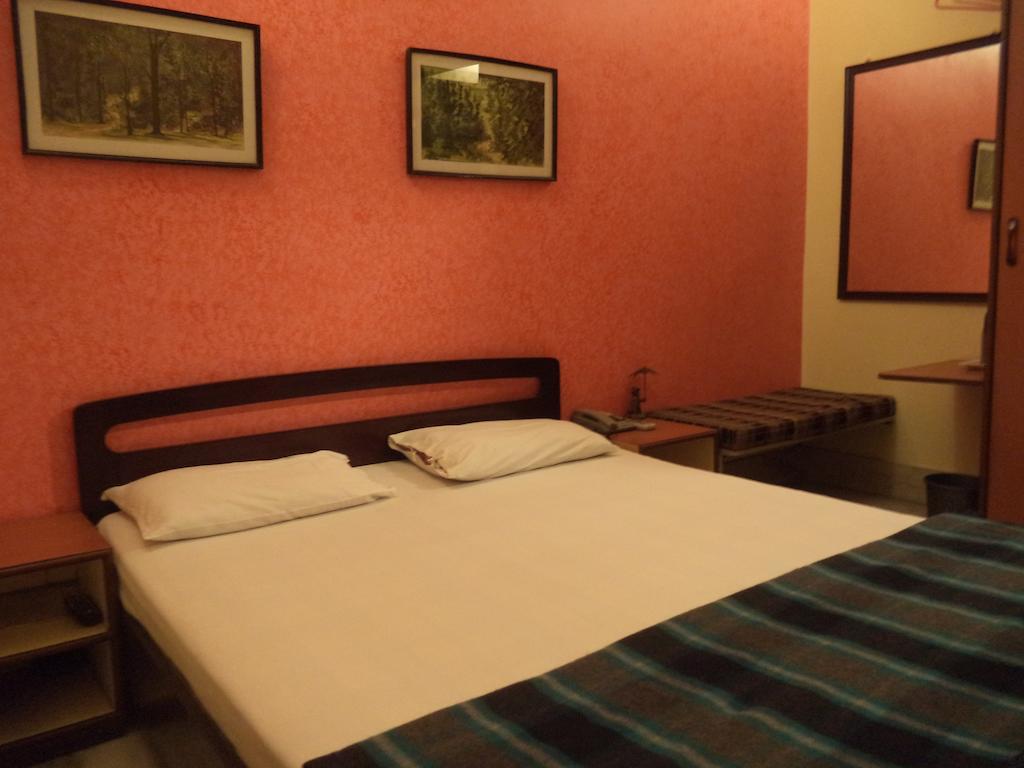 Hotel Esplanade Chambers Kalkuta Pokój zdjęcie